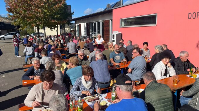 Außenbewirtung bei schönstem Herbstwetter